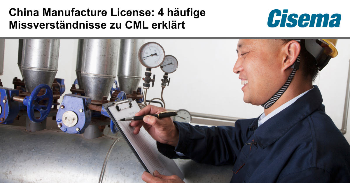 Eine Person in Arbeitskleidung und Schutzhelm prüft industrielle Rohrleitungen und Ventile in einer Produktionsanlage und notiert Messwerte auf einem Klemmbrett. Im Hintergrund sind Manometer, Metallrohre und Ventile einer Fertigungsumgebung zu sehen. Oben im Bild steht der Text „China Manufacture License: 4 häufige Missverständnisse zu CML erklärt“ sowie das Cisema-Logo. Das Bild vermittelt industrielle Qualitätskontrolle, regulatorische Compliance und Anforderungen der China Manufacture License im Kontext von Produktregistrierung, Marktzugang und regulatorischer Beratung für Unternehmen in China und im asiatisch-pazifischen Raum.